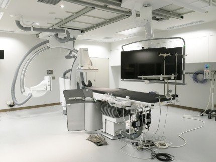 脳の血管内治療及び頻脈性不整脈の治療を支える血管造影室の検査機器の写真です。