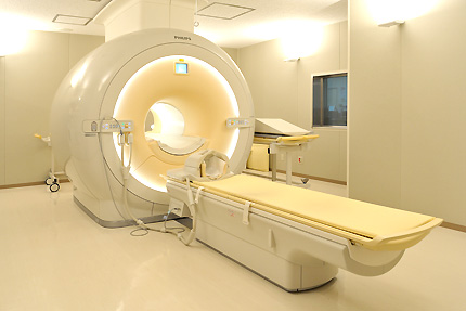 脳血管治療を支えるMRI室の検査機器の写真です。