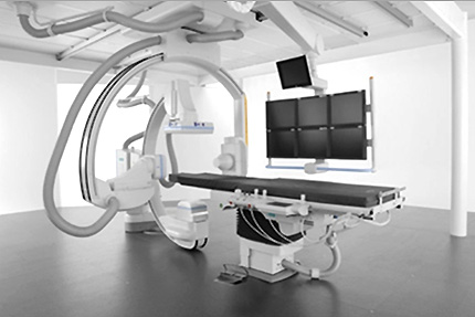 脳の血管内治療を支える血管造影室の検査機器の写真です。