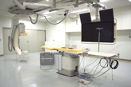 心臓・末梢血管の血管内治療を支える血管造影室の検査機器の写真です。