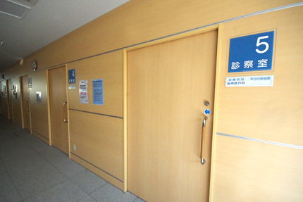 外来待合ホールから直結する診療室の入口の写真です。